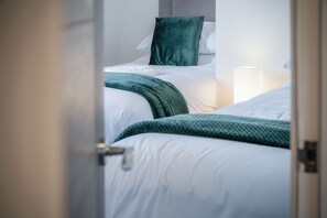 3 bedrooms, free WiFi, bed sheets - Gower Hideaway - 3 Bed - Ocean Breeze (Swansea)