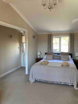 1 bedroom, iron/ironing board, WiFi, bed sheets - Holiday lodge with private hot tub, fabulous far reaching views (Hurst Green)