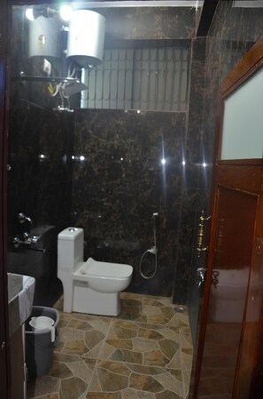 Deluxe Room, 1 King Bed | Bathroom