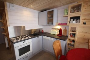 Een koelkast, een oven, een vaatwasser, een koffiezetapparaat/waterkoker