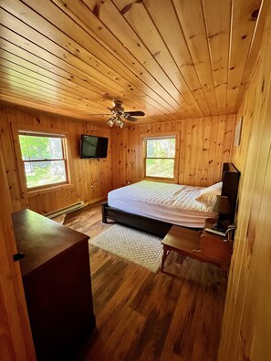 2 bedrooms, free WiFi, bed sheets - Charming Lakehouse private yard, boat dock/wifi. (Frankling Vermont)