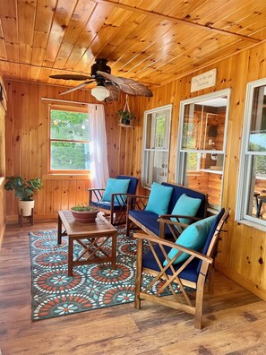 Interior - Charming Lakehouse private yard, boat dock/wifi. (Frankling Vermont)