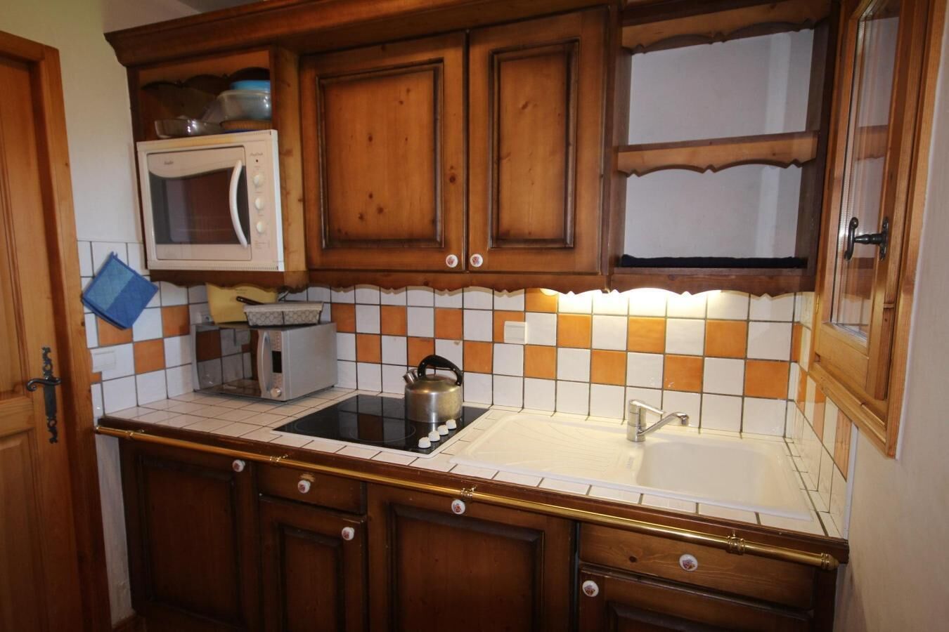Microwave, oven, dishwasher, coffee/tea maker