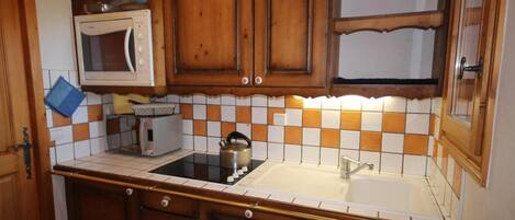 Microwave, oven, dishwasher, coffee/tea maker