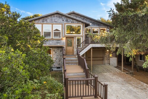Perfect couples retreat, large deck, 4 blocks to beach-Spyglass Inn