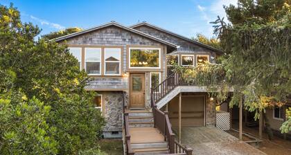 Perfect couples retreat, large deck, 4 blocks to beach-Spyglass Inn