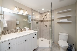 Combined shower/tub, hair dryer, towels