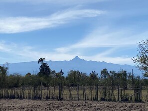 Eine bergige Landschaft bei blauem Himmel.