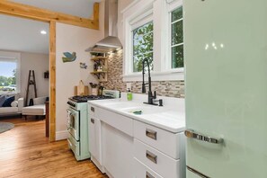 Frigorífico, microondas, horno y placa de cocina