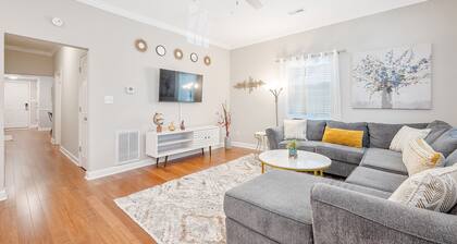 ★ Lux Modern Retreat ★ Downtown ★ King Beds ★