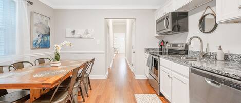 Een koelkast, een microgolfoven, een oven, een kookplaat