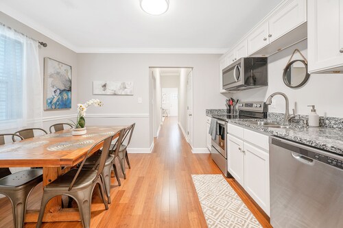 ★ Lux Modern Retreat ★ Downtown ★ King Beds ★