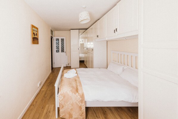 2 bedrooms, in-room safe, desk, iron/ironing board