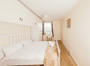 2 bedrooms, in-room safe, desk, iron/ironing board
