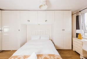 2 sovrum, värdeförvaringsskåp på rummet och skrivbord