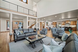 Televisie, een open haard en een tafeltennistafel