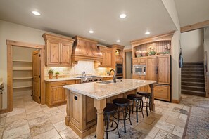 Fridge, microwave, oven, stovetop - Caldera Springs Retreat with Hot Tub, BBQ & Ping Pong (Sunriver)