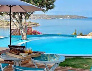 Habitación Deluxe, Terraza, vista al mar | Ropa de cama de alta calidad, camas Select Comfort y minibar