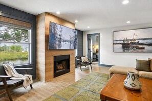 TV connectée, cheminée, table de tennis de table, livres