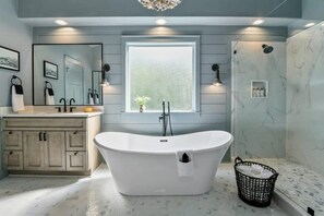 浴缸、吹风机、毛巾、卫生纸