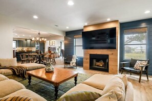 Una Smart TV, una chimenea, una mesa de tenis de mesa, libros