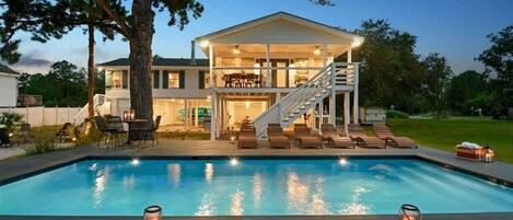 Una piscina al aire libre