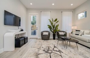 テレビ、書斎 / ワークスペース