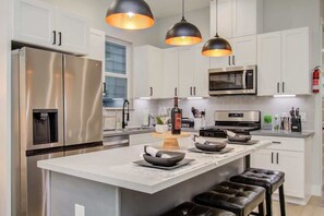 冷蔵庫、電子レンジ、オーブン、コンロ