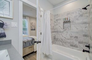 Badekar, hårtørrer, håndklæder, Shampoo