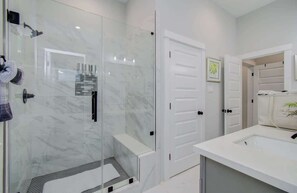 Bathtub, hair dryer, towels, shampoo - Heart of Houston - Modern 3BD Open-Concept (Houston)