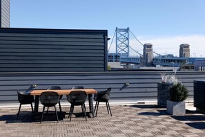 Outdoor dining - Sosuite | Corner 1BR Apt w W/D, Shared Roofdeck (Philadelphia)