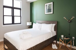 1 間睡房、書桌、熨斗/熨衫板、可攜式嬰兒床