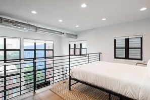 2 habitaciones, escritorio y tabla de planchar con plancha 