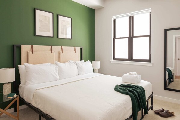 1 makuuhuone, työpöytä, silitysrauta/-lauta, vauvan matkasänky