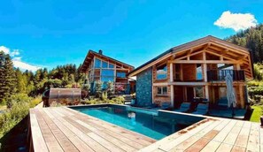 Una piscina al aire libre, una piscina climatizada