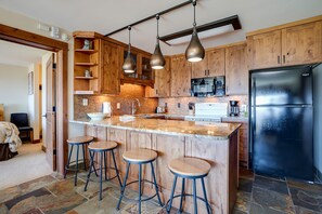 Refrigerador, horno, parrilla de estufa y cafetera y tetera