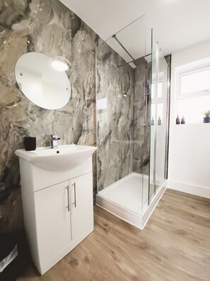 Douche, serviettes fournies