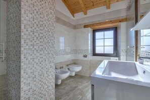Dusche, Haartrockner, Handtücher