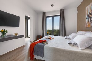 3 chambres, fer et planche à repasser, Wi-Fi, draps fournis