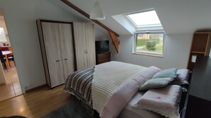 3 bedrooms, desk, iron/ironing board, free WiFi