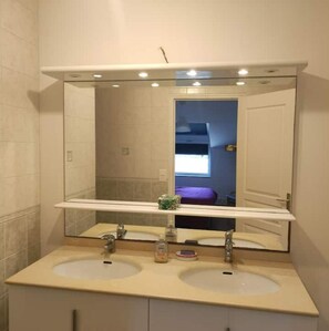 Shower, jetted tub, hair dryer, towels