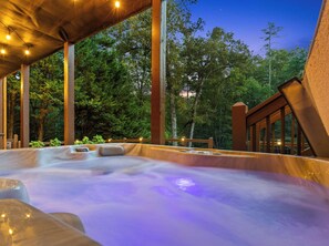Outdoor spa tub - Bear Shenanigans in Blue Ridge (Blue Ridge)