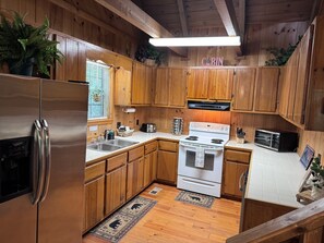 Geladeira, micro-ondas, fogão, cooktop