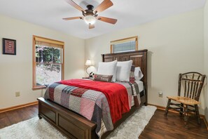 4 bedrooms, WiFi, bed sheets - A Peace of Tranquility-Beautiful View, Spacious Cabin, Pets Ok, Near Blue Ridge (Morganton)