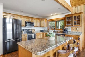 Fridge, microwave, oven, stovetop - A Peace of Tranquility-Beautiful View, Spacious Cabin, Pets Ok, Near Blue Ridge (Morganton)