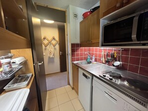 Kylskåp, ugn, kaffe- och tebryggare och brödrost