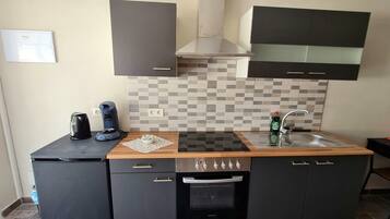 Frigorífic gran, placa de cuina i cafetera i tetera