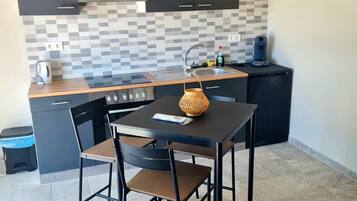 Apartemen Comfort | Makan di kamar