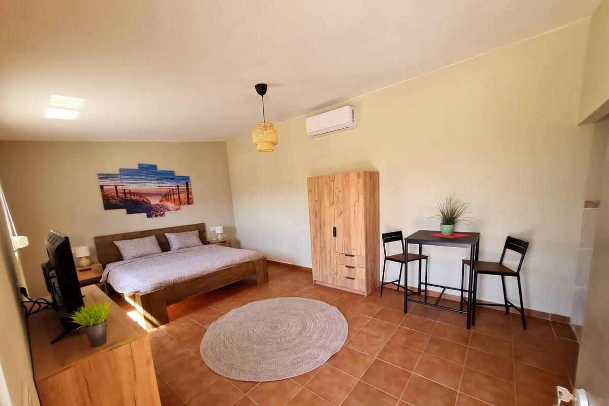 Exclusive Studio | Select Comfort beds, laptop workspace, soundproofing, WiFi (free)