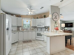 冷蔵庫、電子レンジ、オーブン、コンロ